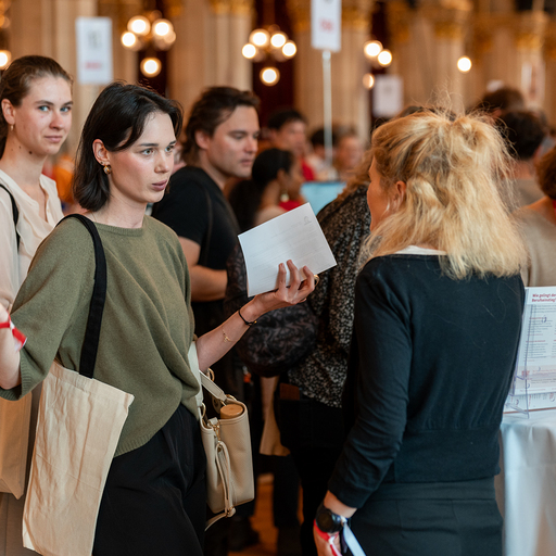 Foto Gespräch Festsaal Rathaus