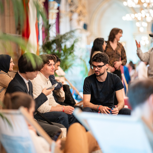 Menschen im Festsaal Rathaus